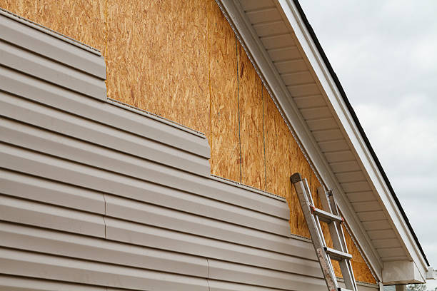 Professional Vinyl Siding technician working in Dayton, WA